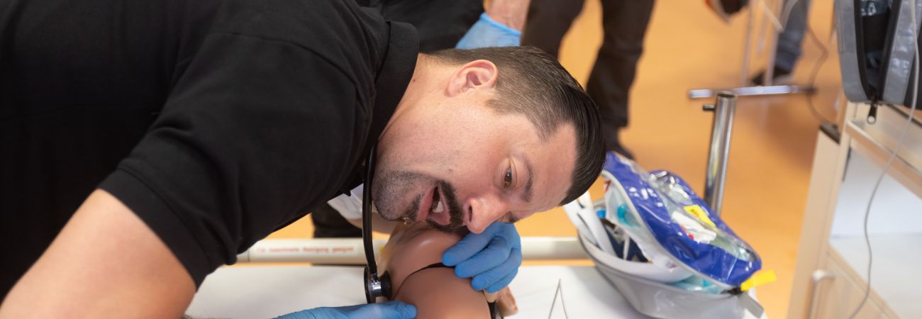 Reanimations-Übung am Dummy