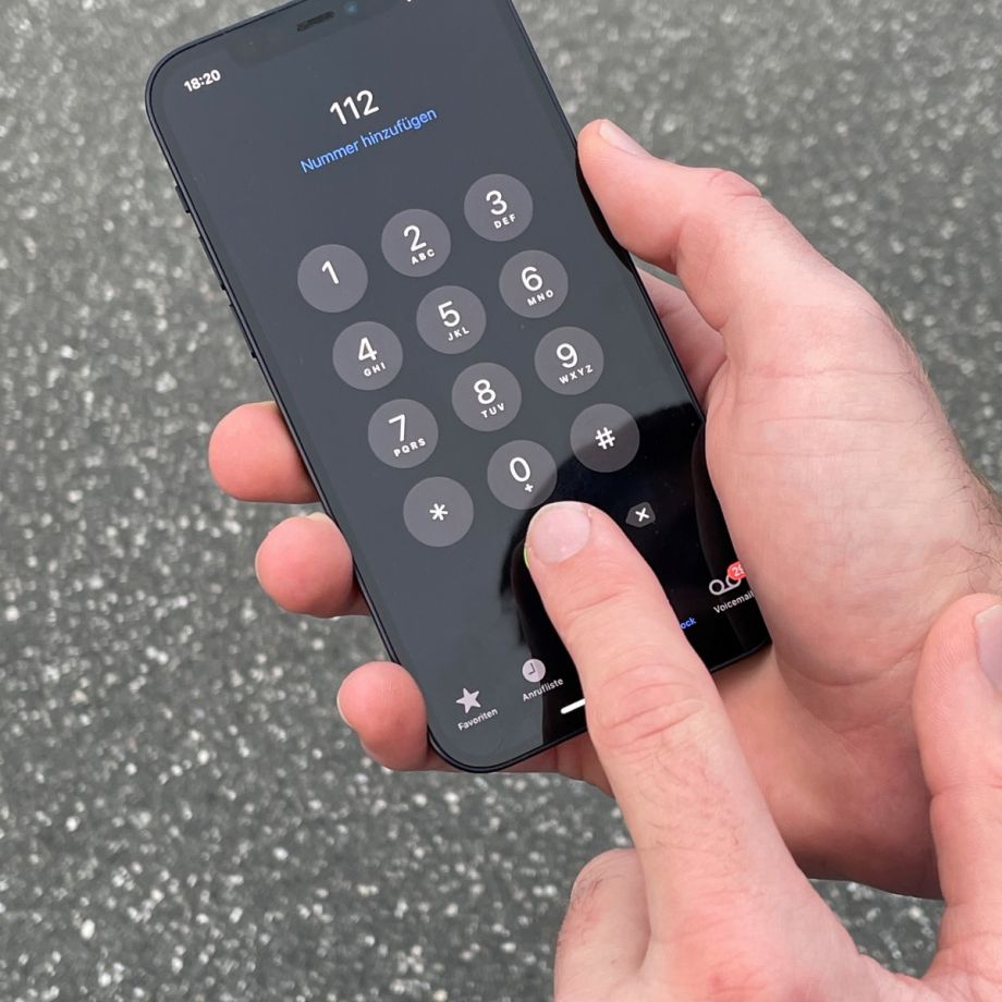 Hilfe rufen mit einem Mobiltelefon